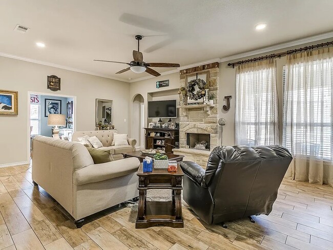 Building Photo - 1716 Lakeway Dr