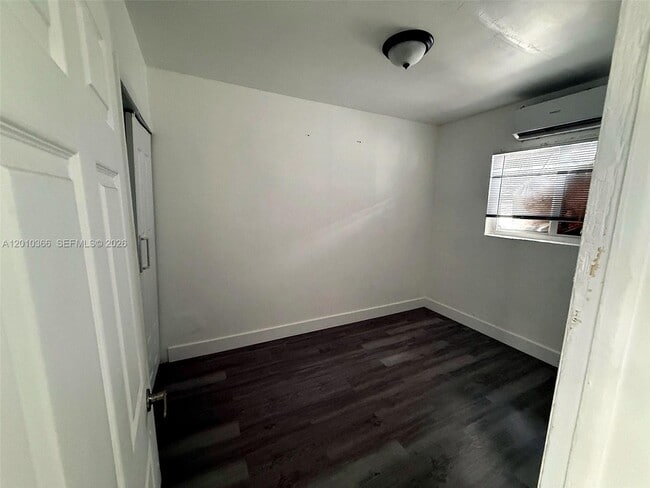 Photo - 1885 SW 4th St Unidad 3