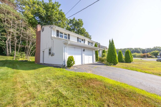 Building Photo - 5 Bedroom Split Level Single Family Rental