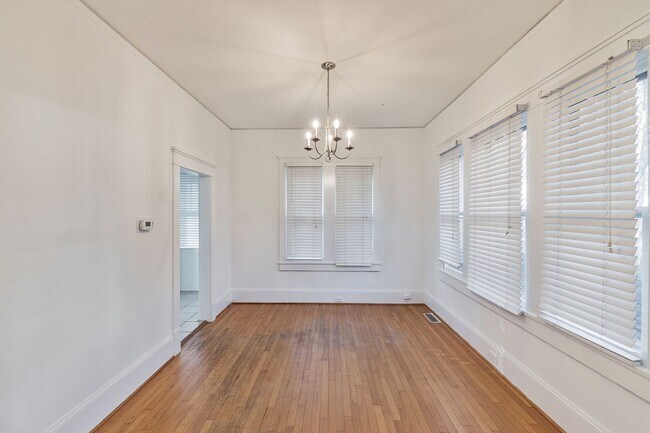 Photo - Beautiful 2 bedroom 1 bathroom for rent!