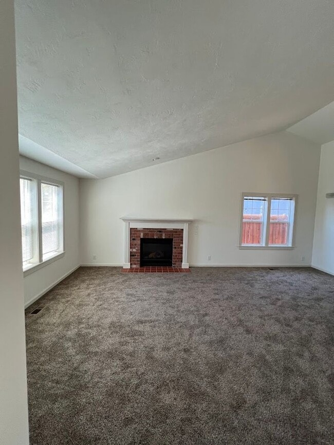 Photo - 4 Bedroom, 2 bathroom home located in Rive...