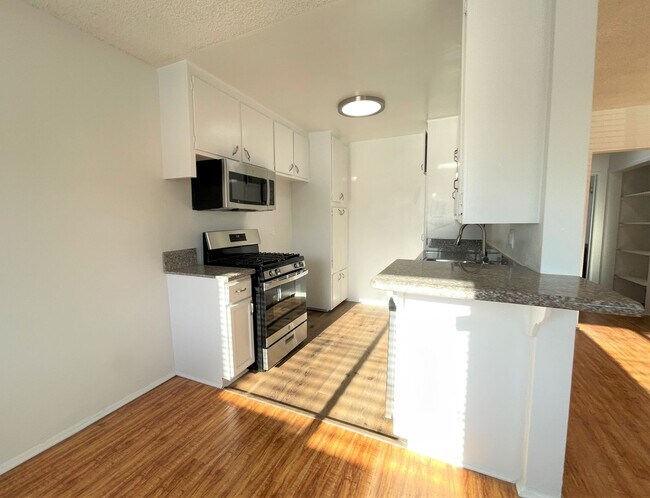 Photo - 5715 Vineland Ave