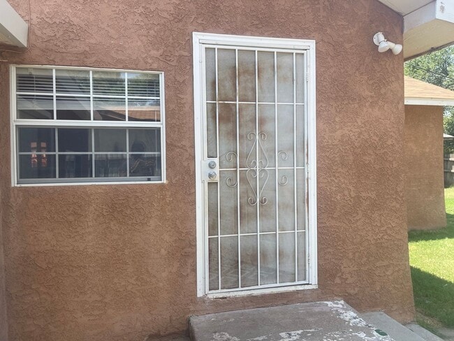 Photo - 908 Maple St