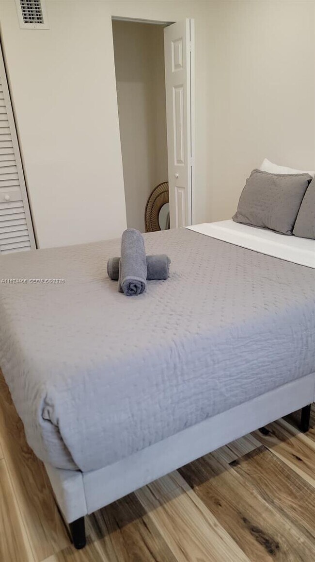 Building Photo - 2820 SW 13th St Unit 4