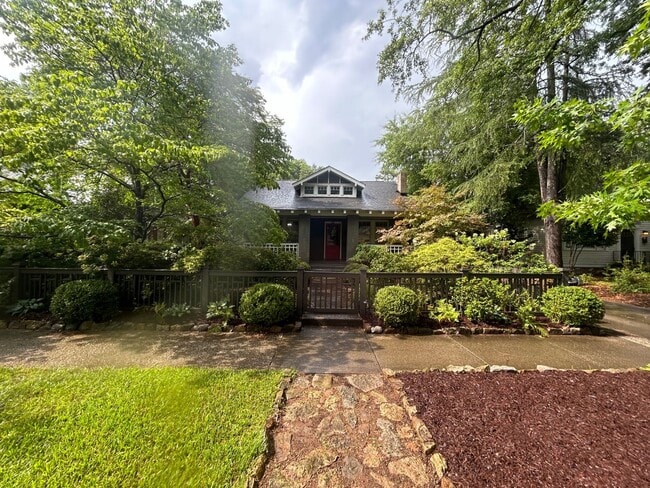 Building Photo - 2827 Wilmot Ave