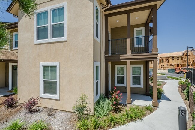 Building Photo - Desirable 3 bedroom Condo in a Gated Commu...
