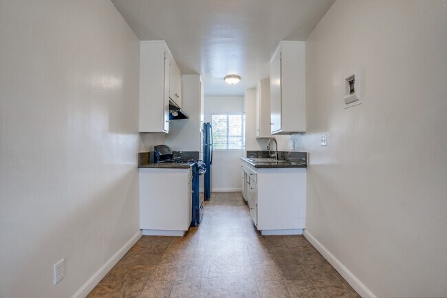 Photo - Apartment Building in Park Mesa Heights with Laundry On-Site and Parking