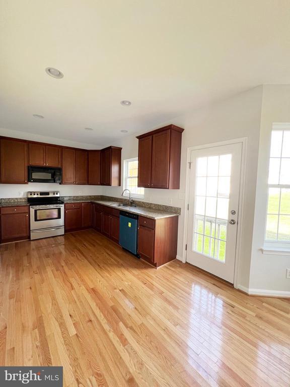 Photo - 8283 Makensie Way