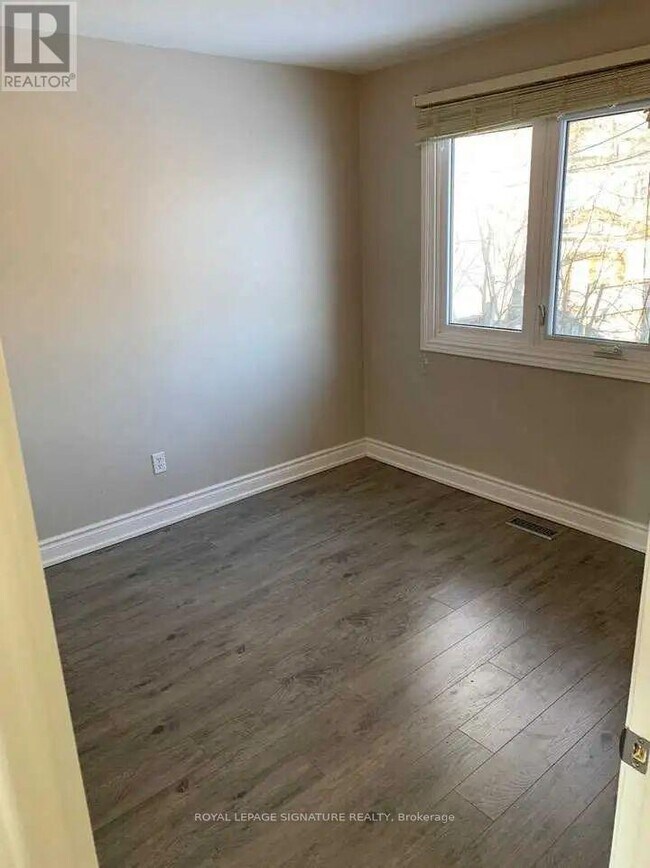 Photo - 438 Bonita Crescent