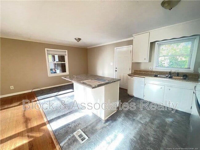 Photo - 1025 N Hill Rd