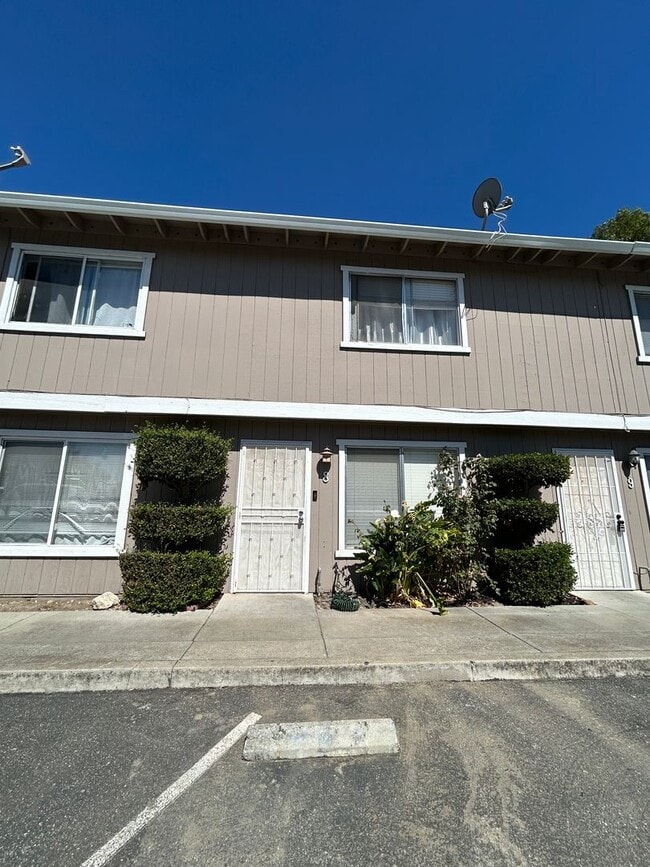 Building Photo - 2 Bed, 1 Bath Townhome Unit 8, Hollister, CA 95023