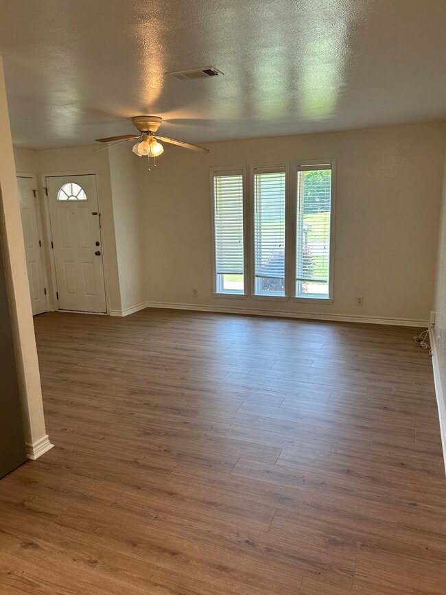 Photo - 317 W McLain Dr