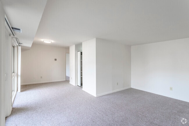 1 BR, 1 BA - 685 SF - Riverside Plaza Apartments