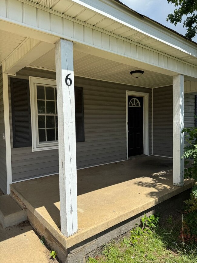 Building Photo - 2 bedroom 1 bath house