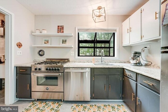 Building Photo - This inviting 3-bedroom, 1.5-bathroom home