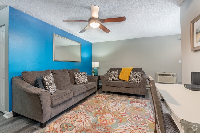 1BR, 1BA - 675SF - Living Room