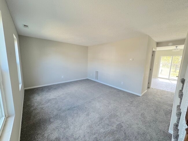 Photo - STUNNING 3 BEDROOM END UNIT TOWNHOUSE just off gate of Little Creek!!