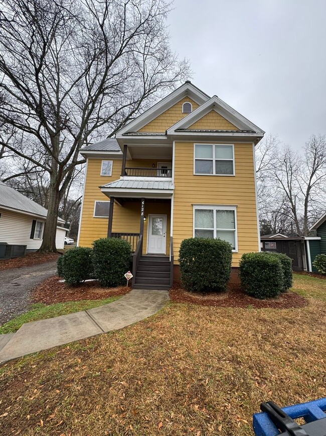 Photo - 4 Bedroom Downtown Beauty!