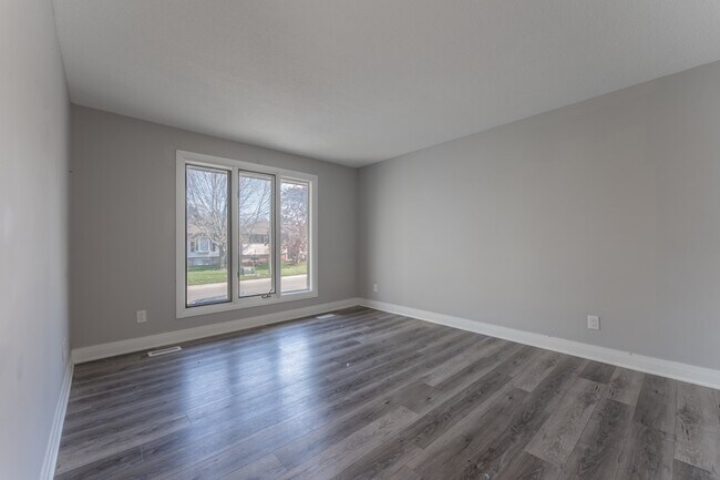 Photo - 3 Bedroom Main Floor Unit– All Utilities & Parking Included – $2,399/month Unité Main Floor