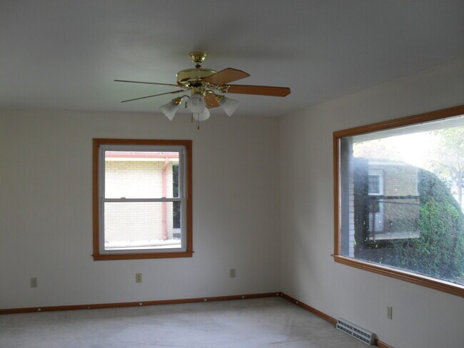 Frontroom - 1435 W Bolivar Ave