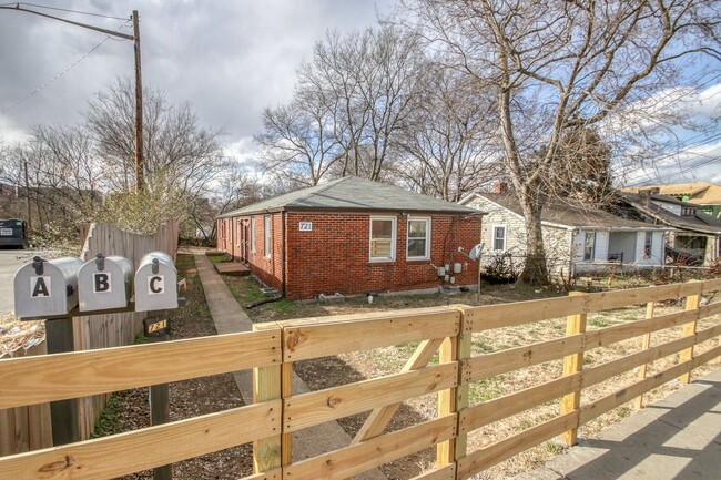 Building Photo - 721 25th Ave N Unit Apartment A