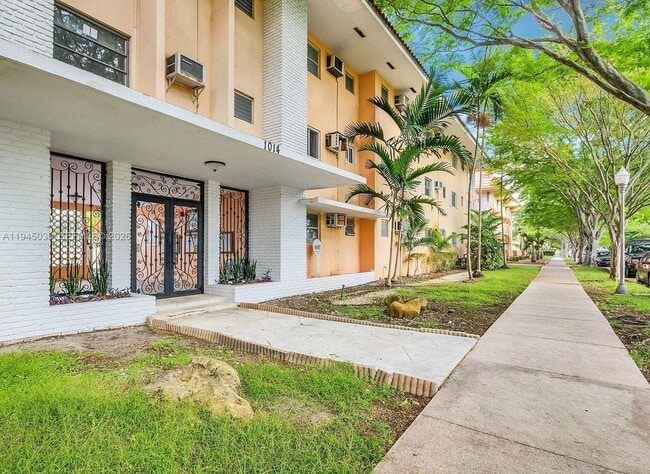 Building Photo - 1014 Salzedo St Unit 307