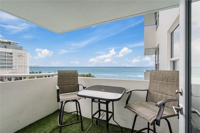 Building Photo - 2899 Collins Ave Unit 1021