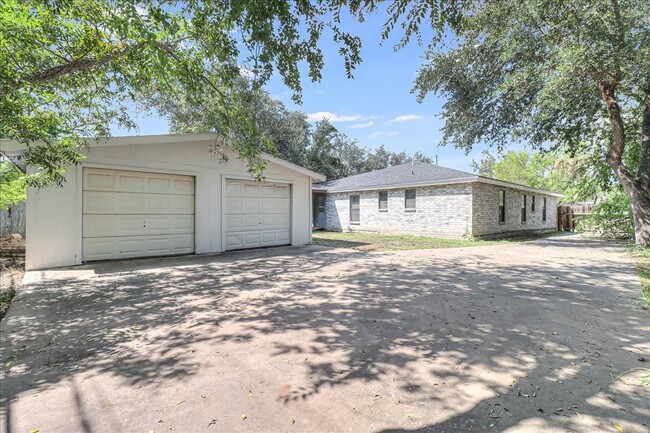 Building Photo - 2111 E Lott Ave