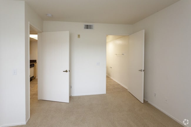 1BR, 1BA - 873 SF