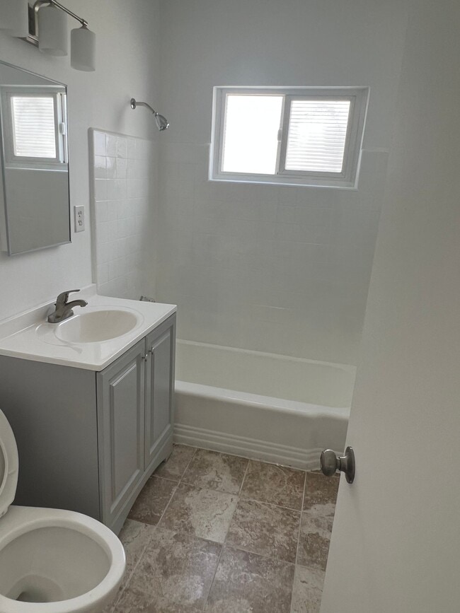 Photo - 3110 Livonia Ave Unidad 3