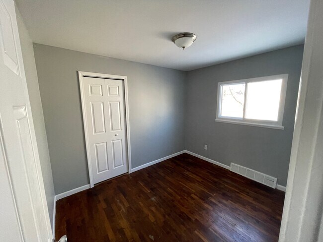 Photo - 1325 Waldman Ave