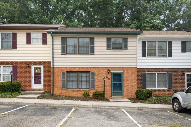 3 bed/2 1/2 Bath. Pet Friendly. Easy acces... - 3 bed/2 1/2 Bath. Pet Friendly. Easy acces... Townhome
