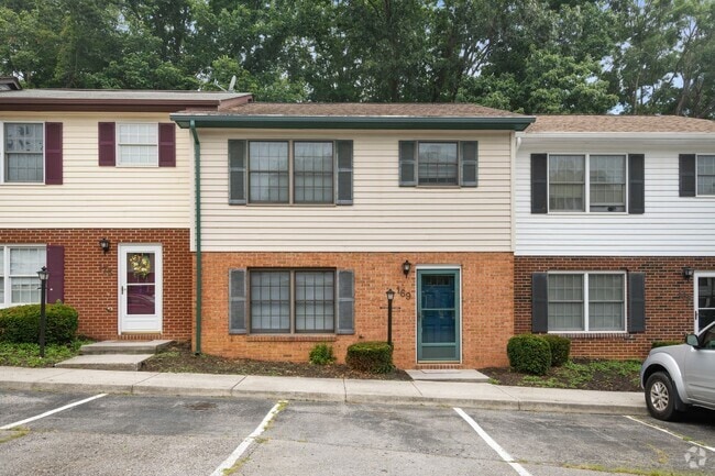 Building Photo - 3 bed/2 1/2 Bath. Pet Friendly. Easy acces... Rental