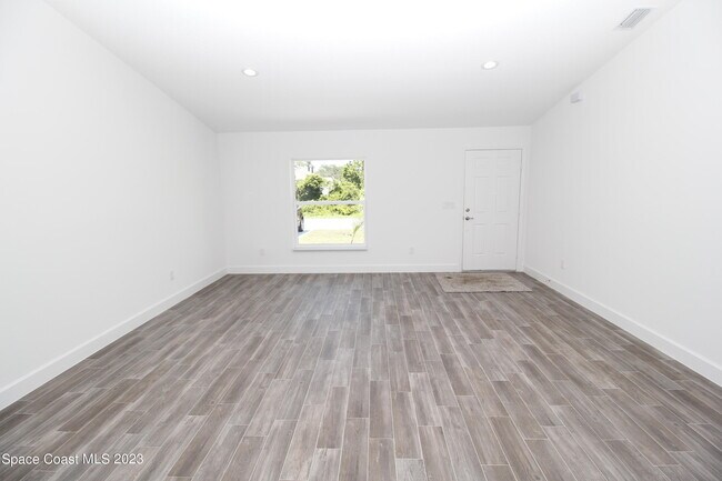 Photo - 906 Armstrong Rd SE