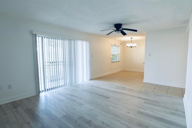 Photo - 229 S McMullen Booth Rd Unidad 57