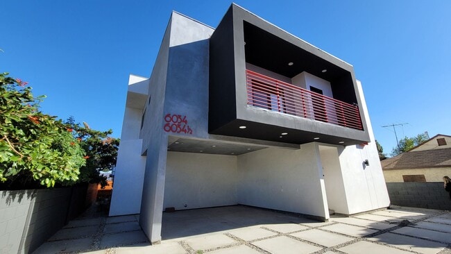 Building Photo - 6034 Craner Ave Unit 6034 Rental