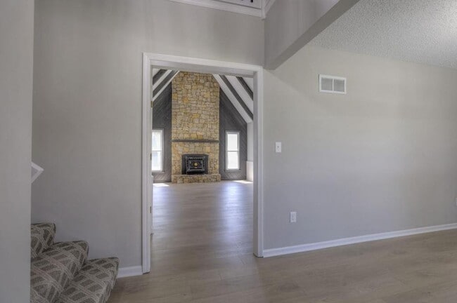 Photo - 1008 NW Roanoke Dr