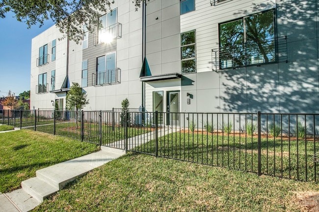 Vista de la fachada del hotel: Área de cercados disponibles - 4905 Live Oak St Casa Adosada