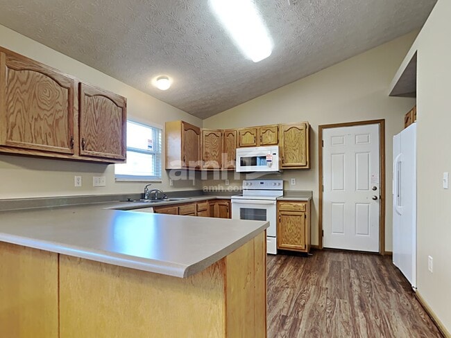 Photo - 939 Delhi Dr