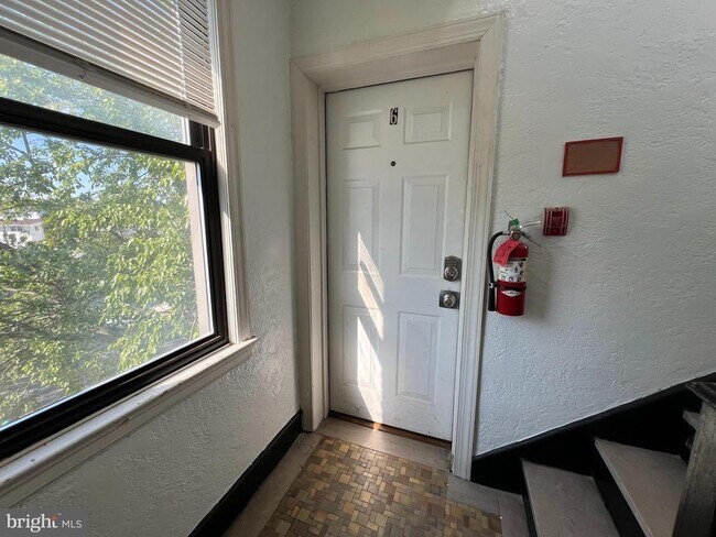 Building Photo - 5601 Colorado Ave NW Unit 6