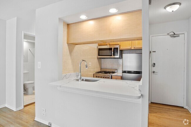 Building Photo - 6755 N Sheridan Rd Rental