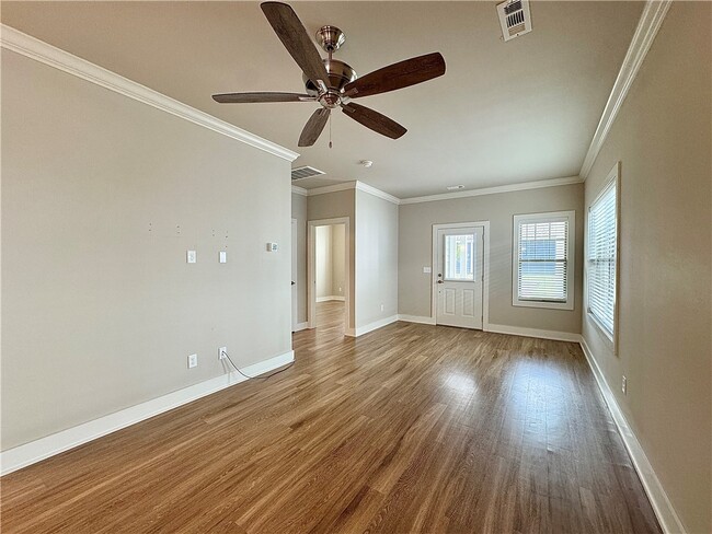 Building Photo - 707 NE Hts Ln