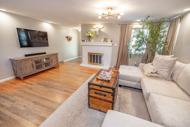 Photo - Amazing 3 bed/3 bath rental.  New Flooring!!  Solar Panels!!