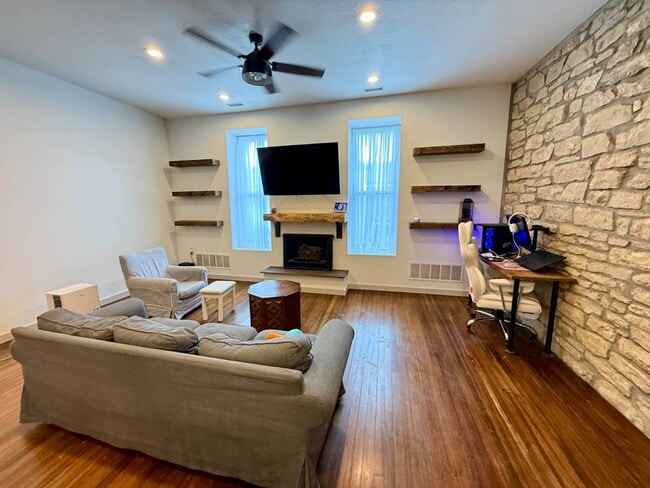 Photo - 201 N Kansas Ave