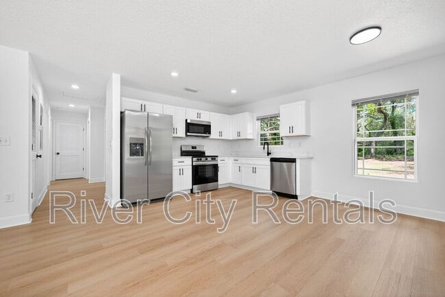 Photo - 6287 Hutchinson Ave