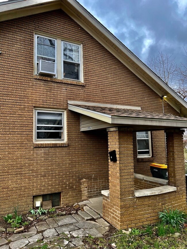 Photo - 111 1/2 E. Wylie St- Upstairs
