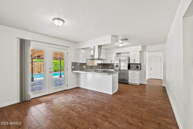 Photo - 720 E Broadway Ln