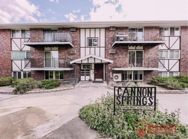 Building Photo - Pet Friendly 2 Bedroom/ 1 bath Westside Location With Balcony!
