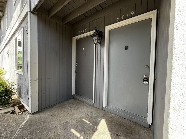 Photo - Spacious Corner Apartment with Three Bedrooms, Open Living Space & Modern Kitchen Unit 7719