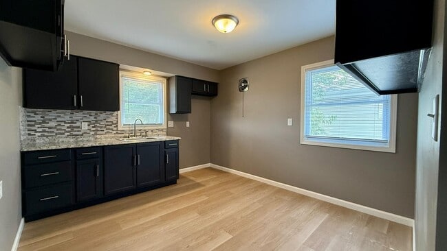 Building Photo - 5922 N 84th St Rental